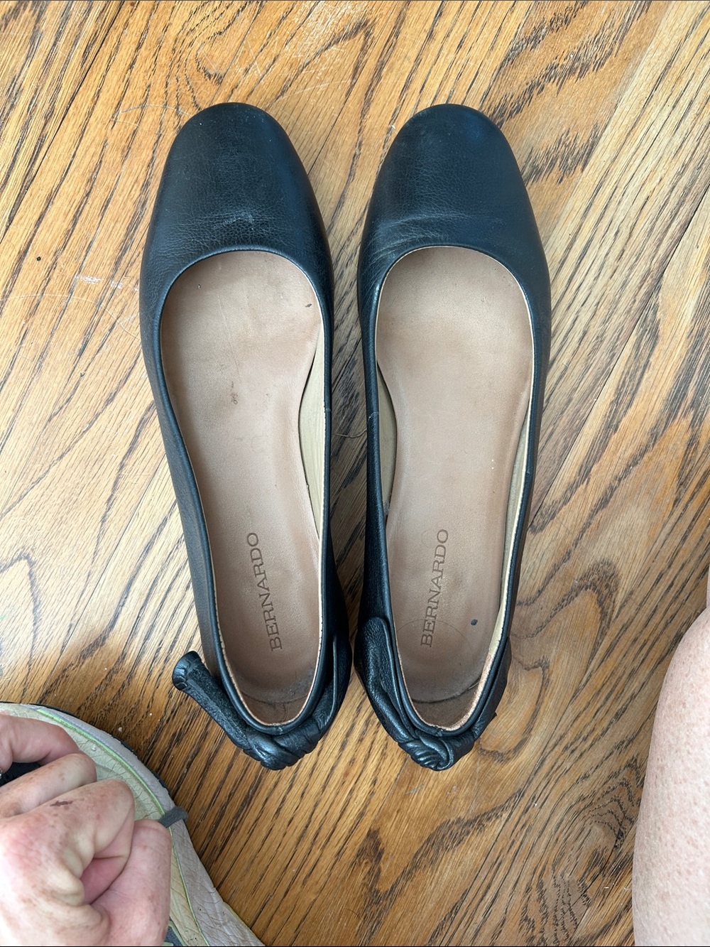 Bernardo Black Leather Round-Toe Ballet Flats